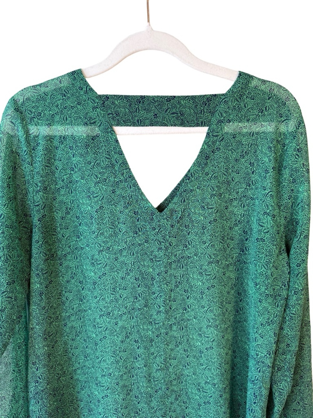 CAbi Green Paisley V-Neck Sheer Blouse Size S Lightweight Flowy Casual - Picture 13 of 14
